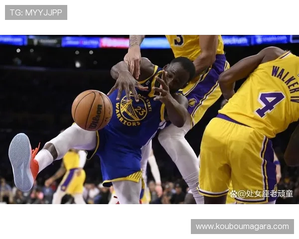 追梦格林被撞倒后拉拽对手脚踝遭技术犯规